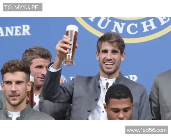 足球明星举杯庆祝瞬间展现团结与激情的完美时刻