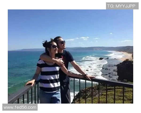 足球明星与爱妻甜蜜亲吻画面曝光幸福瞬间引发粉丝热议与祝福 足球明星与爱妻甜蜜亲吻画面曝光幸福瞬间引发粉丝热议与祝福